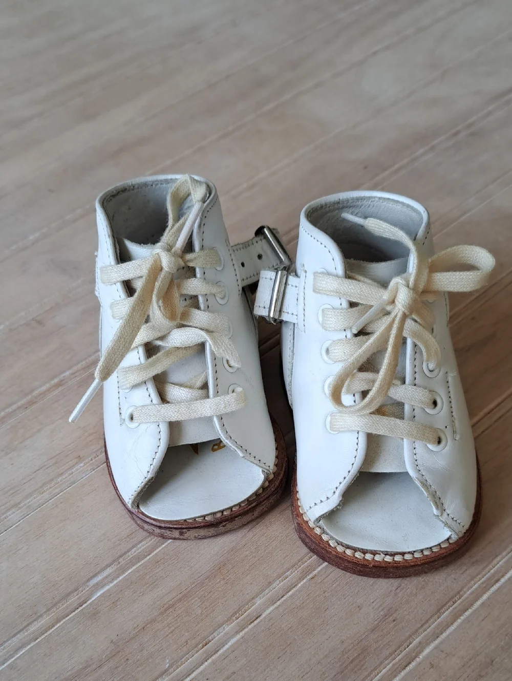 Vintage 1950s Sabel’s White Leather Orthopedic Pre-Walker Baby Lace Up Shoes